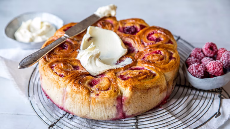 Prinsessekake med vanilje, bringebær og kremostglasur