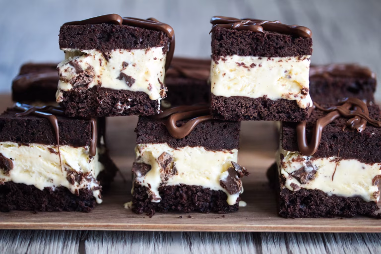 Hjemmelaget sandwich-is med sjokoladekake og vaniljeis