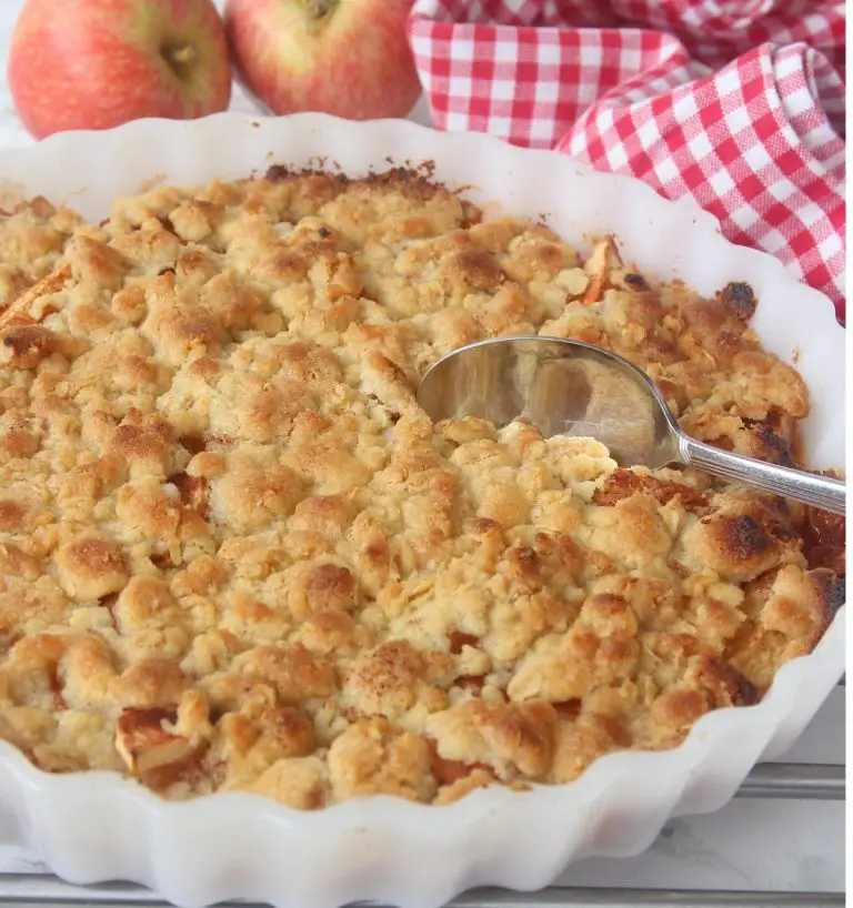 Nystekt eplepai med smuletopping som kan nytes med vaniljesaus i helgen! Såååå deilig !