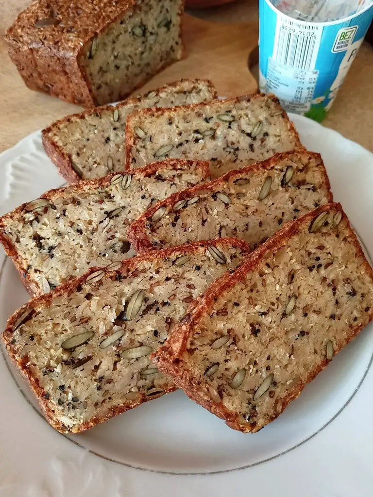 Her er en enkel og sunn oppskrift på kornbrød uten mel – perfekt for de som ønsker et saftig og næringsrikt alternativ til vanlig brød: Oppskrift i kommentarfeltet.