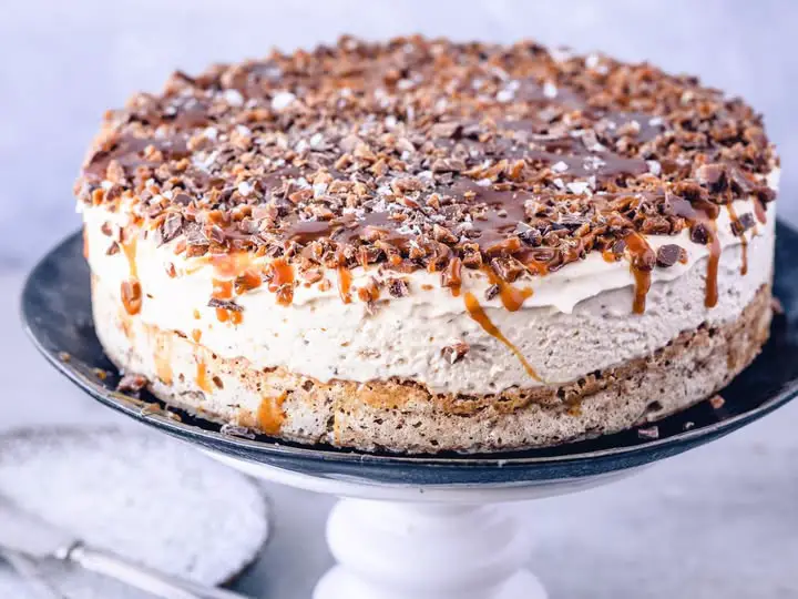 Daimiskake – Sprø mandelbunn og fløyelsmyk is med Daim