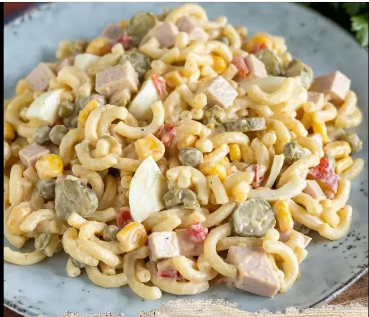 Klassisk pastasalat med pølse og egg – smak av sommer og nostalgi