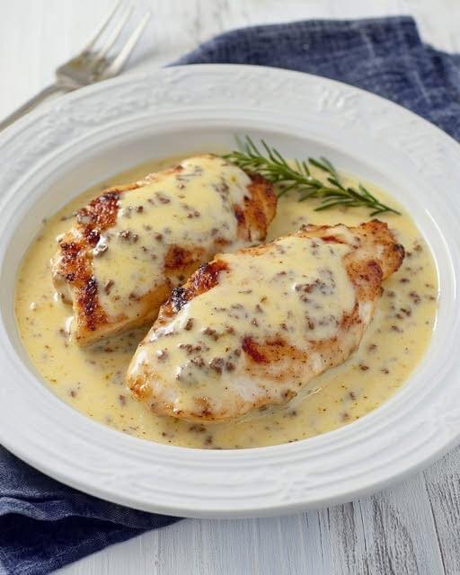 Kremete, smakfulle og helt uimotståelige! Kylling i gorgonzola-saus er den perfekte retten når du vil imponere uten stress – en luksuriøs smaksopplevelse på kort tid. Jeg sendte den til de som takket meg